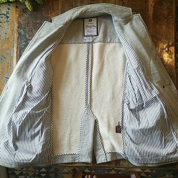 Under 2 flags jacket with lambskin yoke accent. - Picture 3 of 6